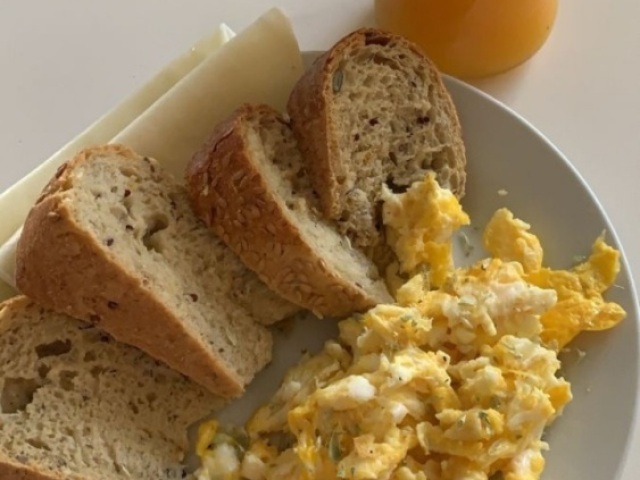 Pão integral ovo mexido e suco natural de laranja