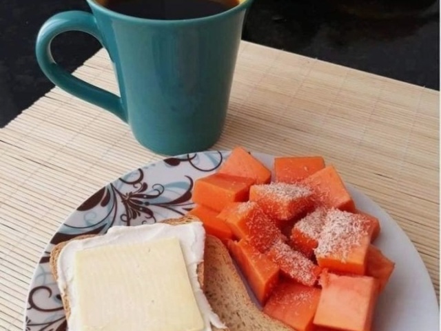 Mamão pão com queijo minas e café