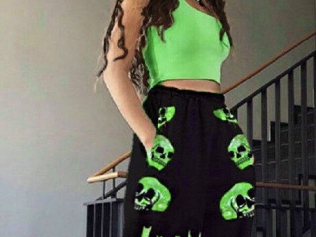 Top e calça moletom com estampa de caveira verde néon.