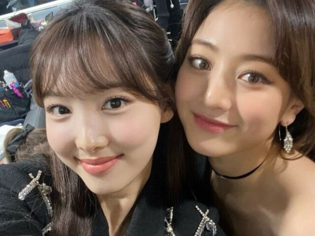 Jihyo (líder) e Nayeon (unnie)