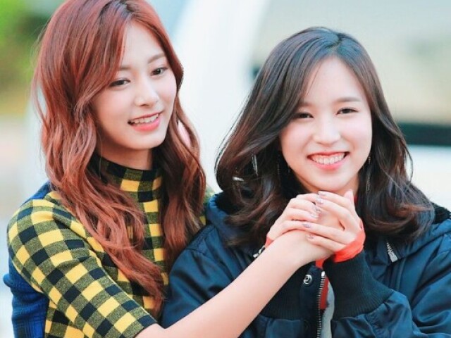 Mina (líder) e Tzuyu (unnie)