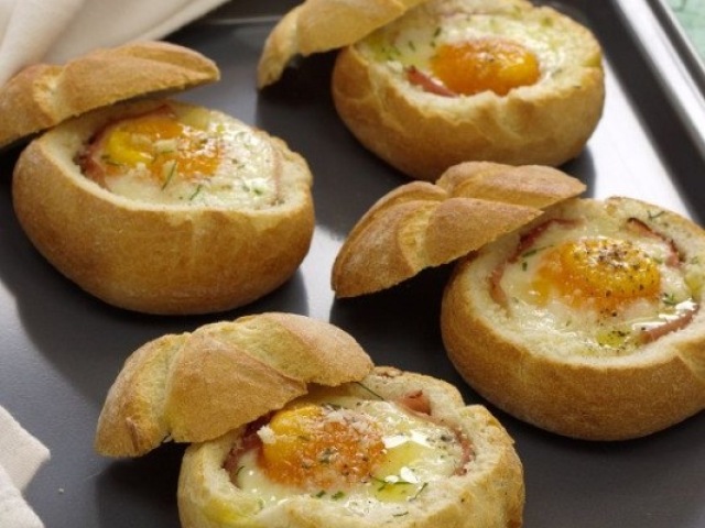 Pão recheado com ovo fiambre no forno