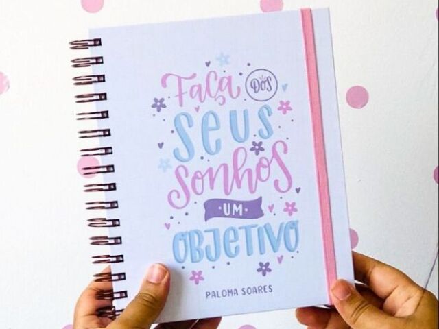 Com lettering na capa