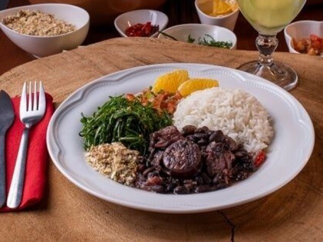 Feijoada cheia de carnee