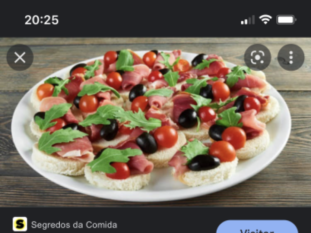 Mini pão com cobertura de salada