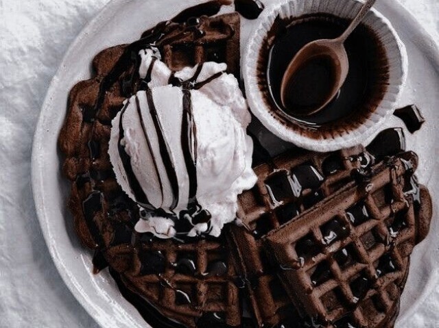 Waffle de chocolate e sorvete