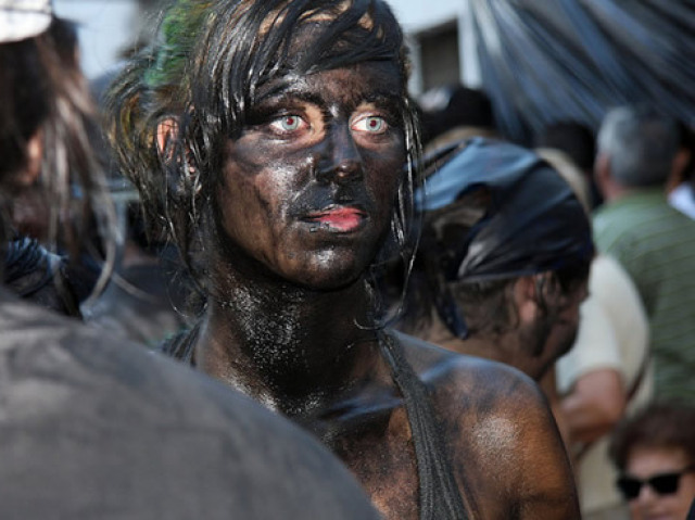 Festival Cascamorras - Pessoas se reúnem cobertas em óleo preto para relembrar uma certa tradição