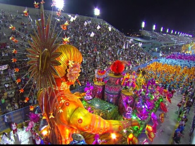 Carnaval - Festival que ocorre antes da estação litúrgica da Quaresma, com desfile de escolas de samba