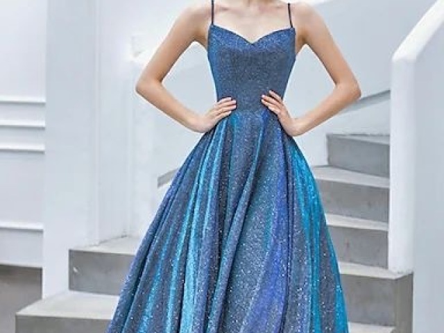 (O vestido Ă© longo, cortou novamente. Desculpa: 3)