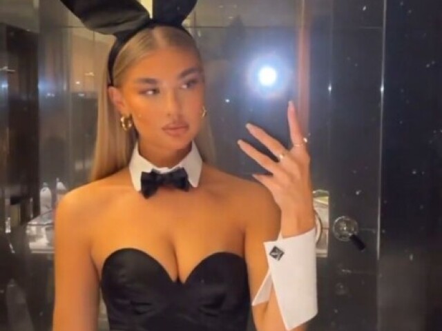 coelha 🐇
(é um body, com meia calça)