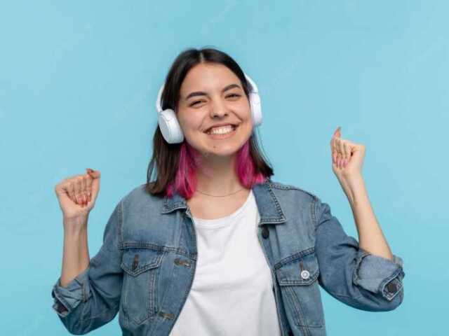 Me divirto muito corro por ai ouรงo musica canto grito etc!!