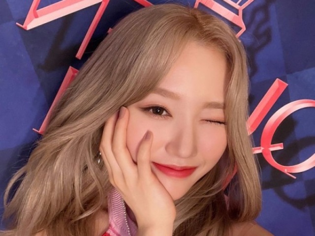 loiro (nao achei foto de cabelo loiro, ent vai essa da gowon msm)