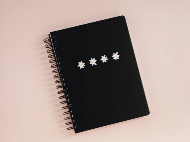 Caderno preto.