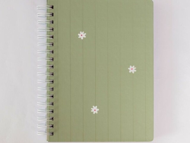 Caderno verde com 3 flores.