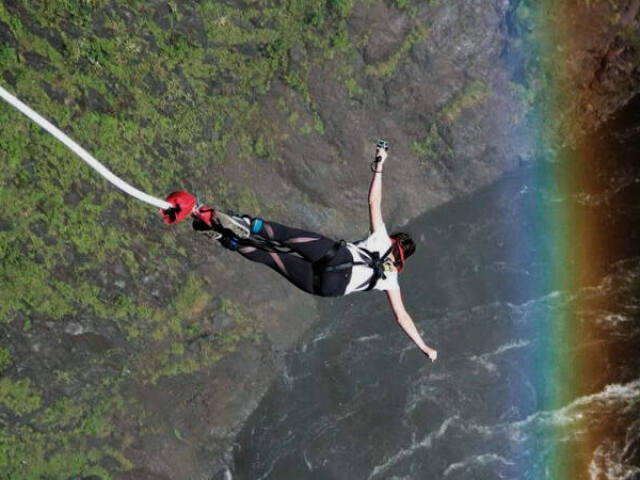 Pular de bungee jump