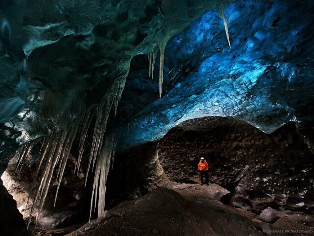 Explorar cavernas de gelo