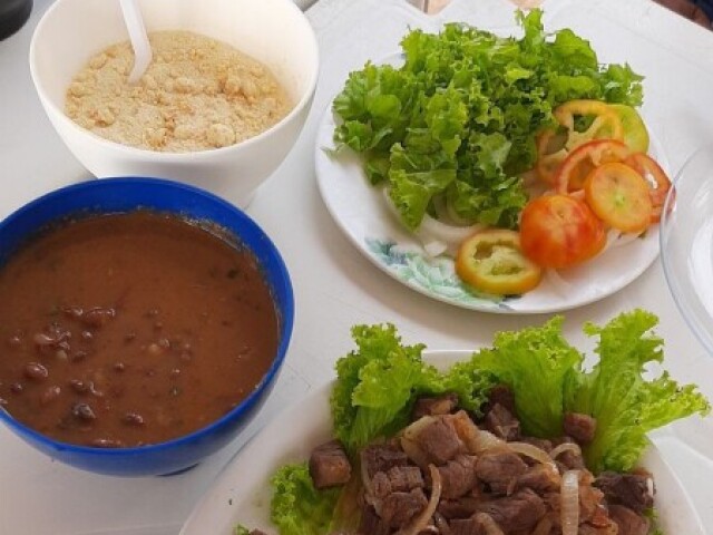 Feijoada farinha salada e carne