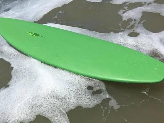 Tomei uma pranchada de surf na cabeça