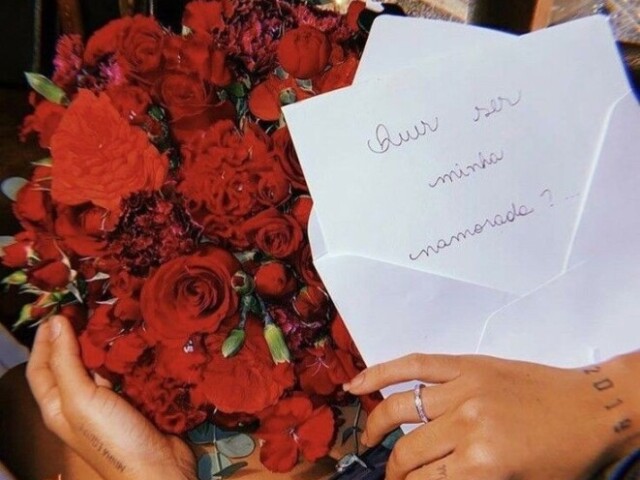 Manda entregar flores e uma carta se declarando