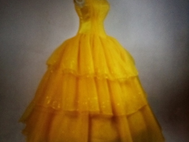 Este lindo vestido amarelo cheio de filhos e com alças.