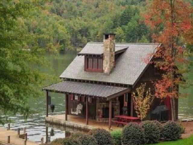 Uma casa a beira de um lago ou rio.