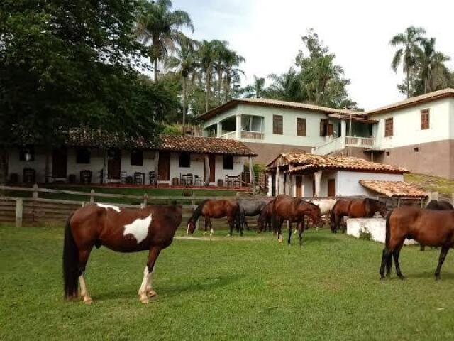 Uma casa em uma fazenda ou sítio.