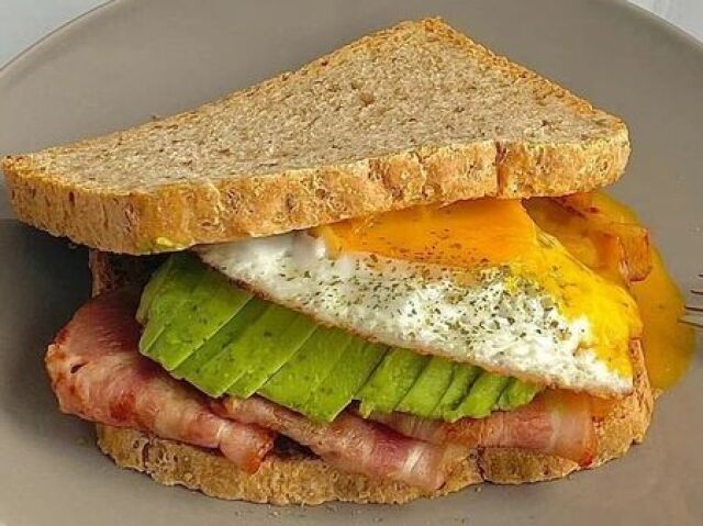 pĂŁo como ovo e bacon