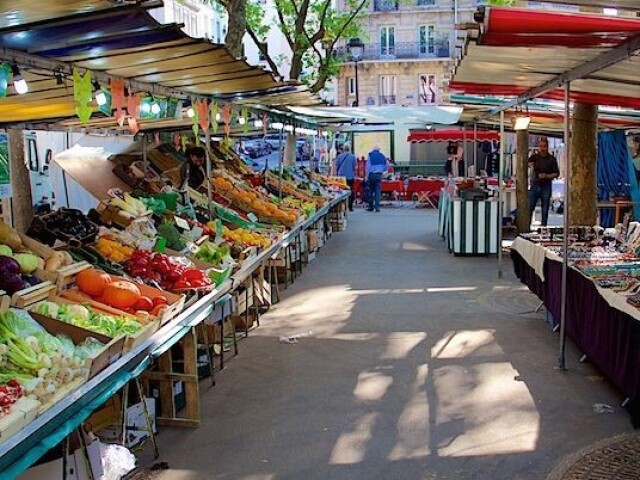 ( aqui é um mercado ou feira)