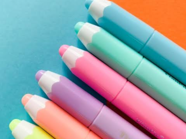 Seis marca textos de lápis em tons pastel nas cores amarelo, laranja, roxo, rosa, verde água, azul