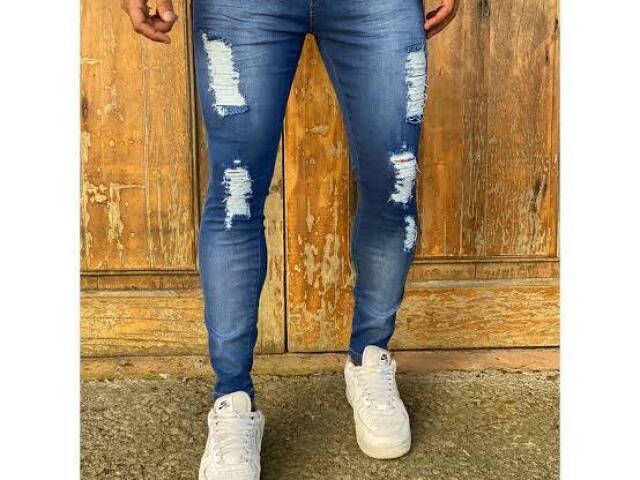 calça jeans rasgada