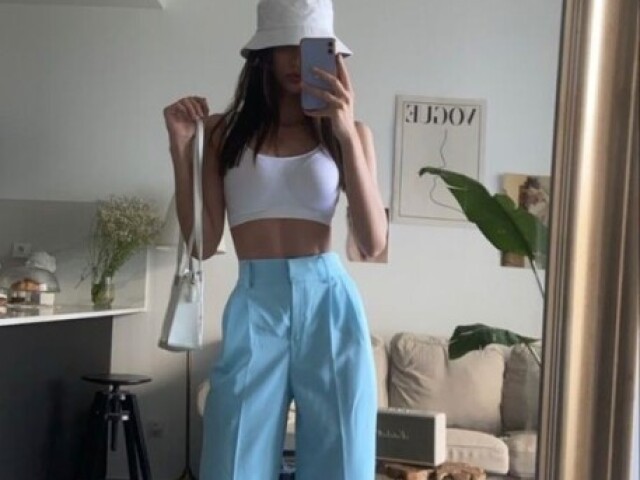 Um cropped branco e uma calça de cintura alta na cor azul céu