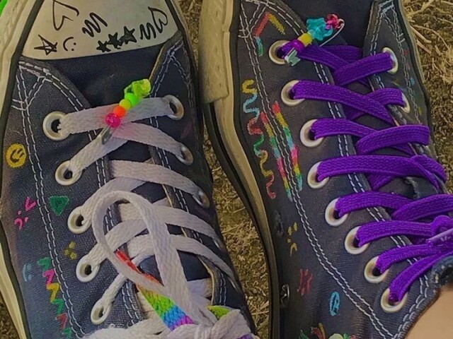Um all star com decoração