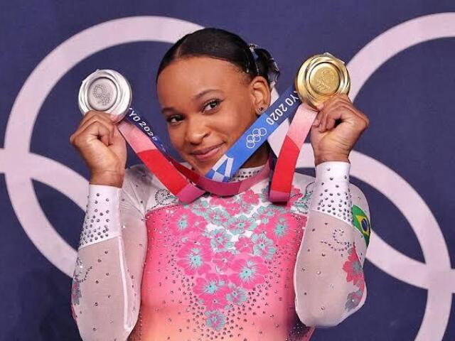 2 medalhas (ouro e prata)