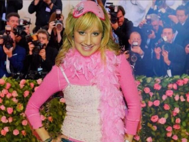 Ashley Tisdale de echarpe rosa.