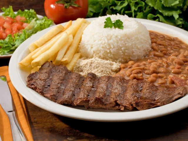 arroz,feijão,bife e batata frita.