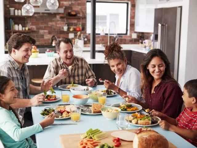 Jantar com a família dele