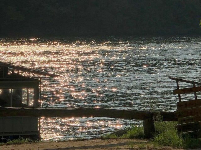 Um lugar perto da água e do mar.