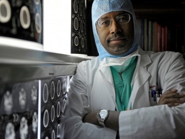 Ben Carson, um médico neurocirurgião americano, que entrou para a história por ter sido o primeiro médico a conseguir separar gêmeos siameses unidos pela cabeça.