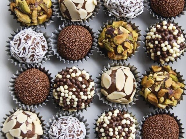 Brigadeiros, trufas e bombons.