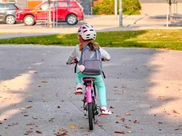 De bicicleta sozinha