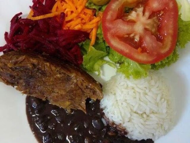 Arroz,feijão,carne,beterraba,salada e cenoura