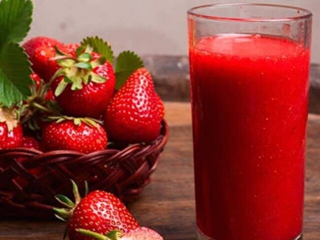 Suco de morango pra não ficar sem fome na hora do almoço!