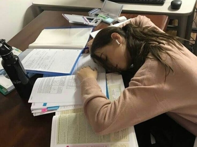 🌷Você é uma das aluna que mais dorme na escola.🌷