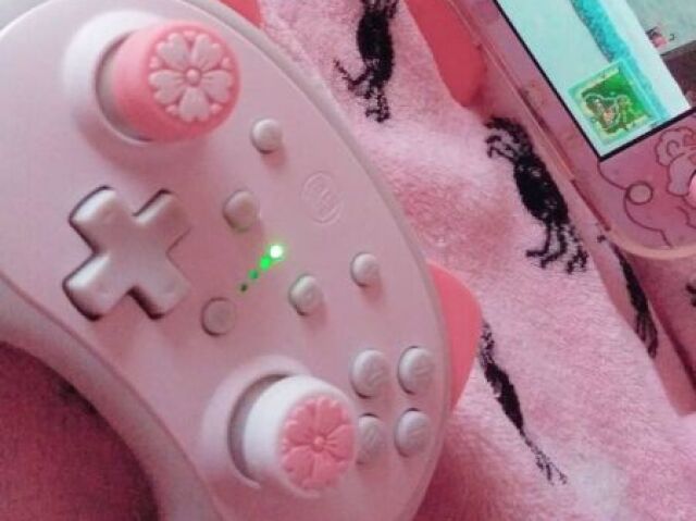 Jogar videogame ou/ mecher no celular