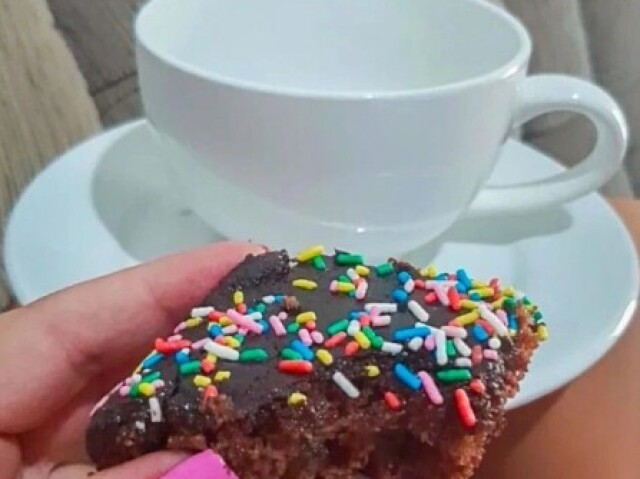 Um brownie com leitinho😋🍰