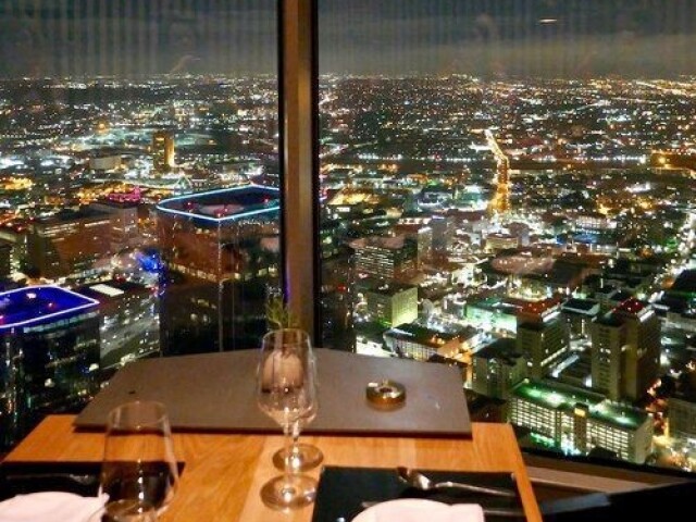 Ir em um restaurante chique com vista para a cidade 🏙🍷