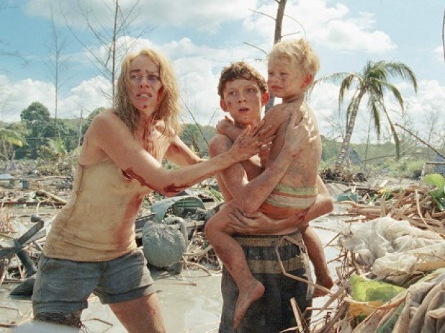 O impossível (não ficção)
O casal Maria e Henry está aproveitando as férias de inverno na Tailândia junto com os três filhos pequenos. Mas em uma manhã, um tsunami de proporções devastadoras atinge o local, arrastando tudo o que encontra pela frente.