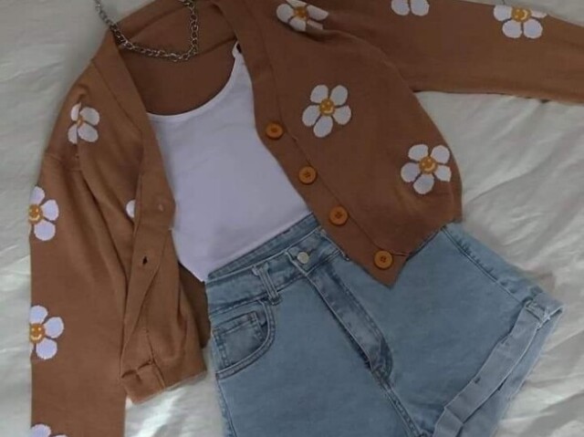 Esse look de shorts jeans bem simples e bonito 🍂