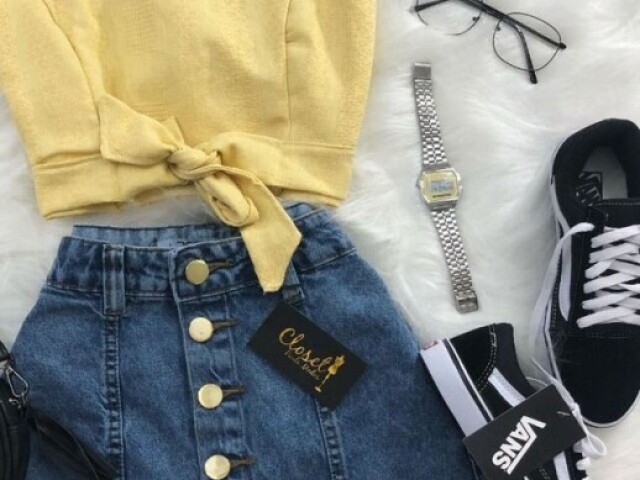 Uma blusinha com uma saía jeans⭐