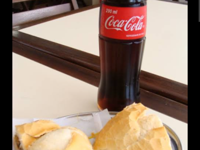 Pão com queijo e uma cola❤️
Desculpa a foto cortada